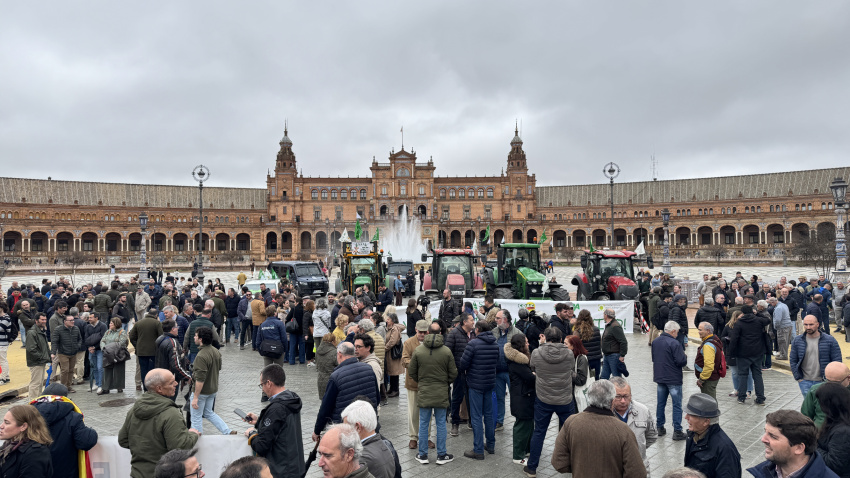 Manifestación de agricultores en la Plaza de España