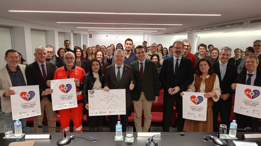 Foto de la presentación junto a autoridades y farmacéuticos