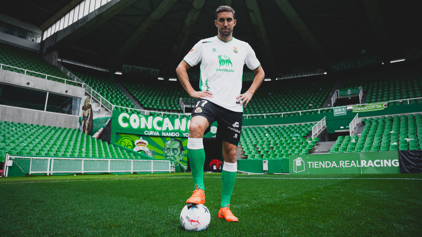 Jaime Mata sobre el césped de El Sardinero en su presentación como nuevo jugador del Racing