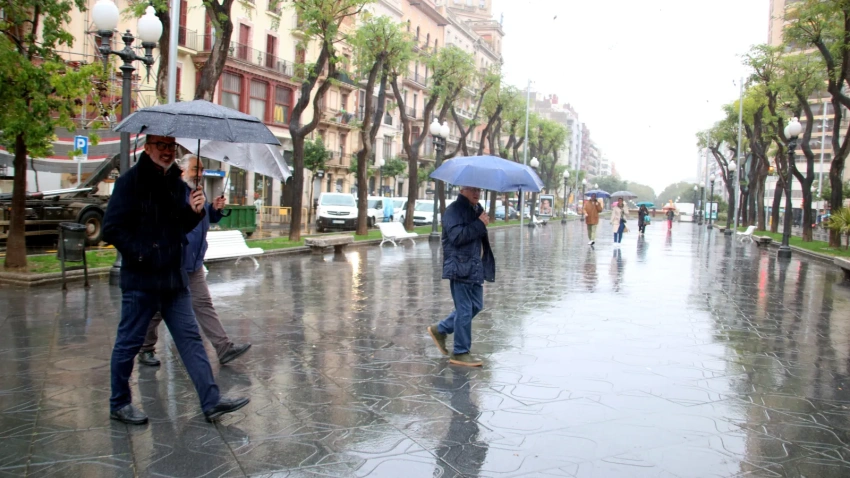 Varias personas usan paraguas en un Tarragona