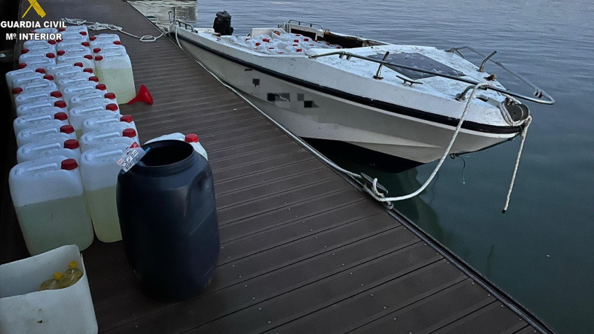 Garrafas con combustible destinado a abastecer a narcolanchas