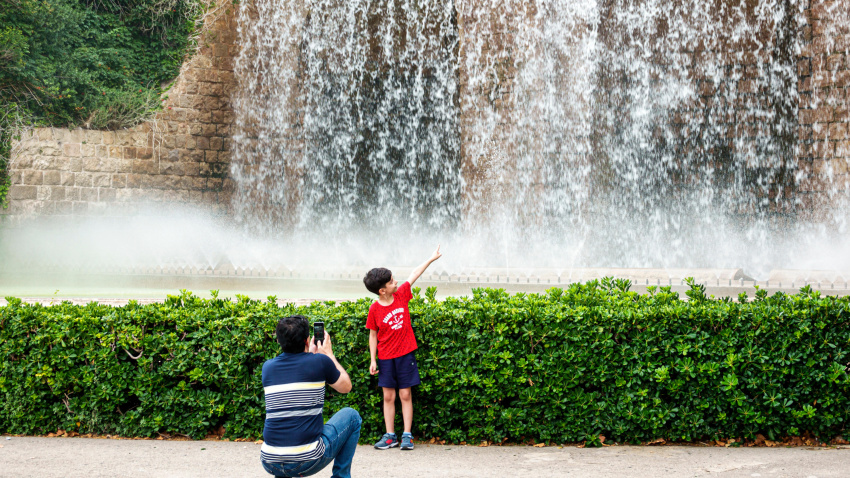 Un padre fotografiando a su hijo en Barcelona