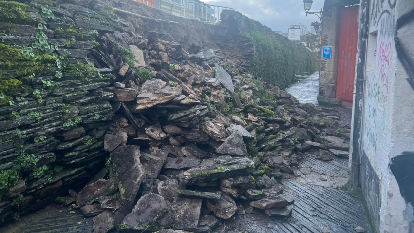 Un  tramo de la Muralla romana se vino abajo el sábado por la noche a la altura de la Rúa do Moucho