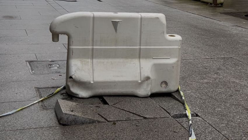 Las roturas del pavimento, además de un problema de seguridad, afean la imagen del casco histórico