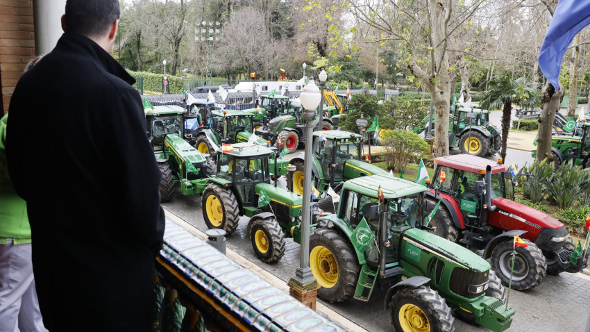 Un grupo de agricultores participa en una movilización en la Plaza de España de Sevilla