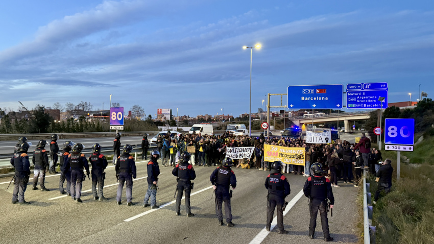 En Barcelona ciudad, un centenar de personas ha cortado la Ronda Litoral (B-10)