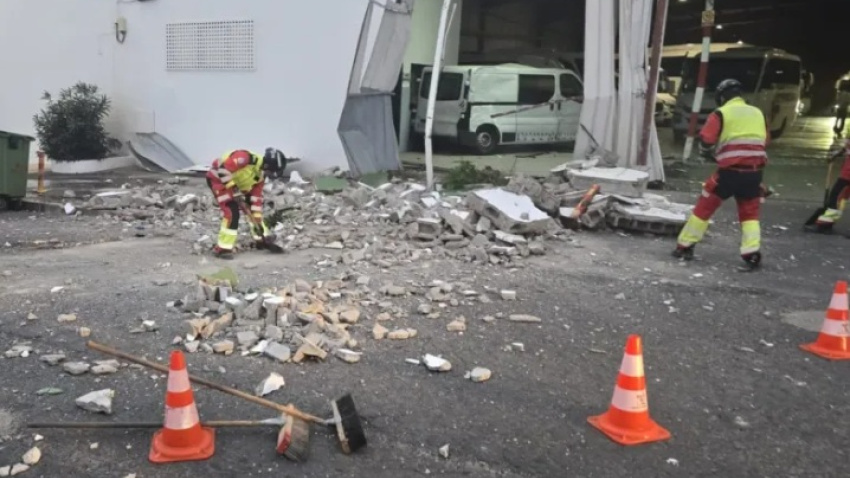 Bomberos de Lanzarote en el lugar del accidente. EFE/Consorcio de Emergencias de Lanzarote
