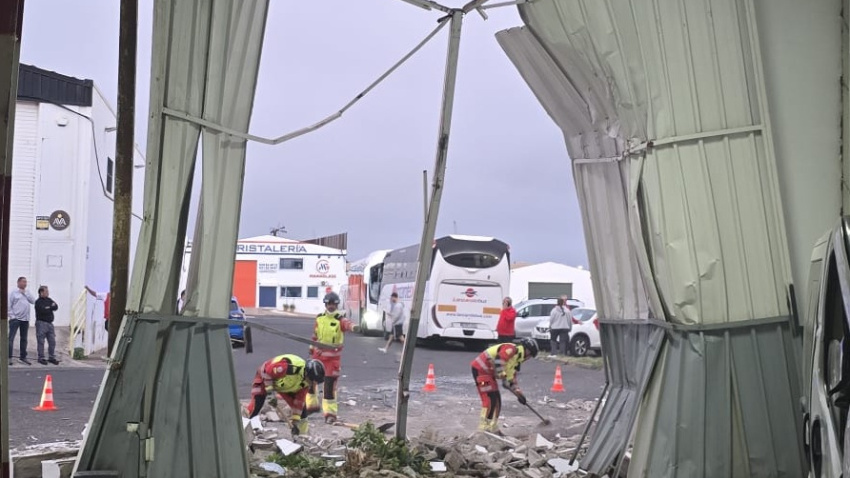 El choque de dos guaguas en Arrecife daña dos naves | Biosfera Digital