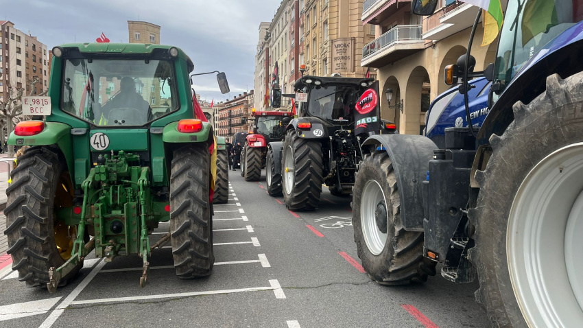 Los tractores han estado acompañados de agricultores a pie