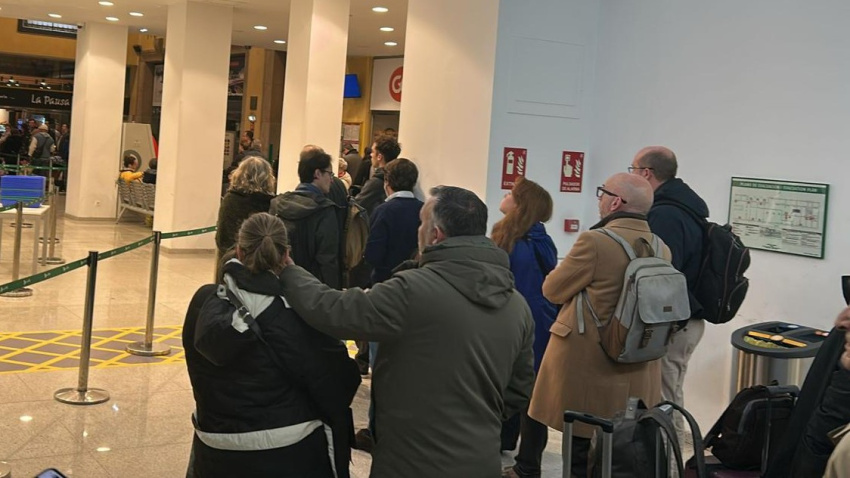 Viajeros afectados por la cancelación del AVE a Madrid
