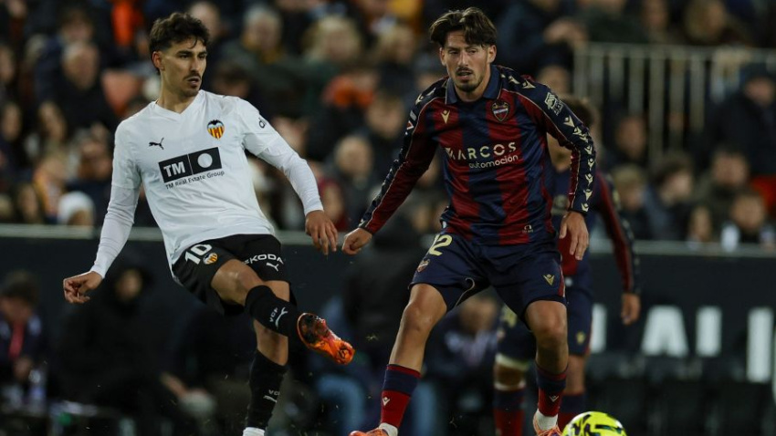 Almeida, junto a Unai Vencedor en Mestalla