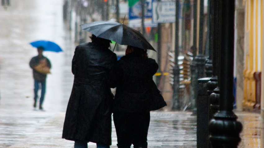 Una pareja pasea en un día lluvioso