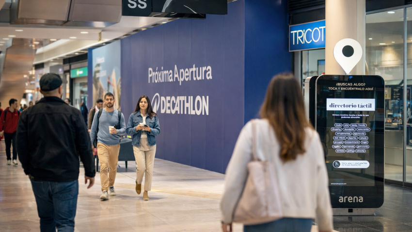 Cerramiento del futuro local de Decathlon en la planta semisótano del Centro Comercial Arena