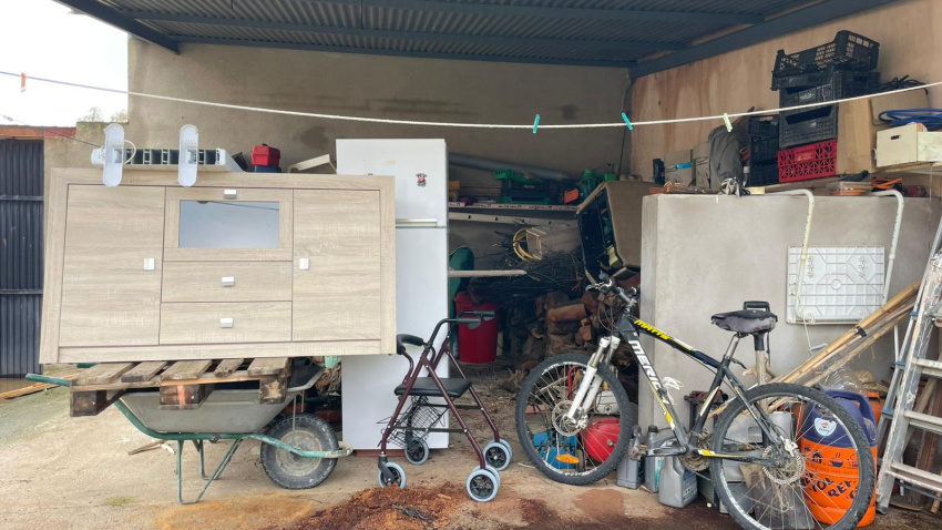 Enseres que los vecinos de El Robledo intentar salvar del agua