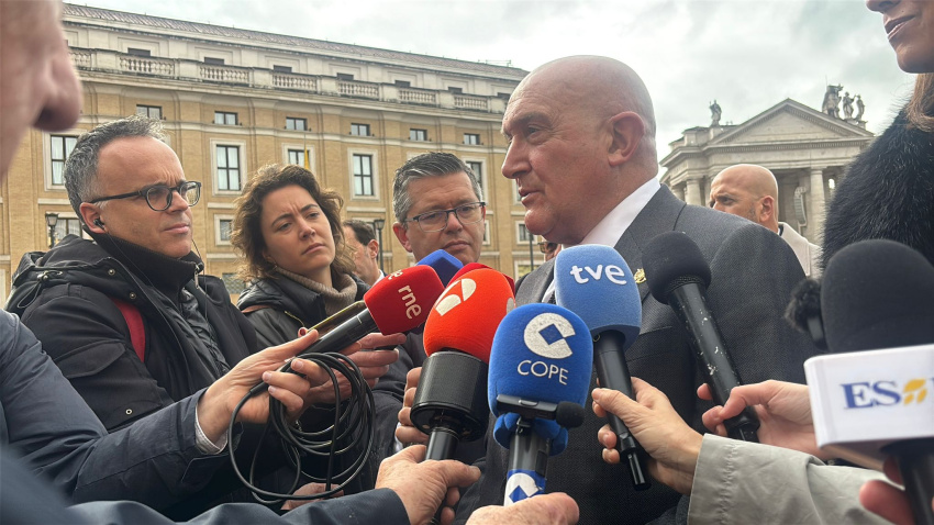 Jesús Julio Carnero, alcalde de Valladolid, tras la audiencia con el Papa León XIV, atiende a los medios y a la corresponsal de COPE, Eva Fernández