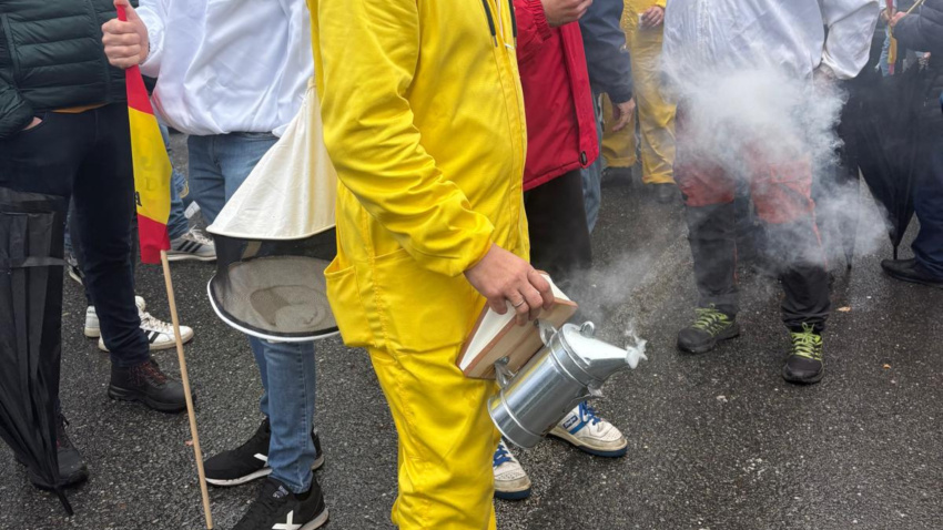 Ahumaderos usados en la protesta por los apicultores
