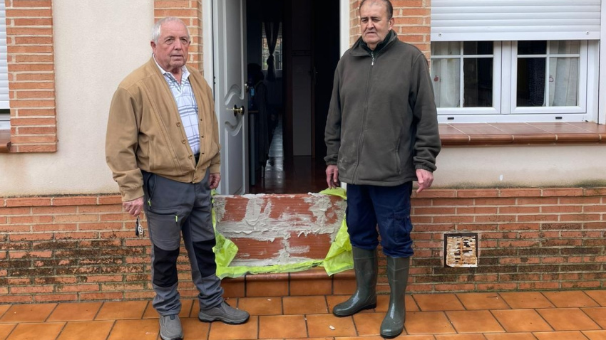 Agapito y su hermano, con la vivienda del primero tapiada para intentar frenar el avance del agua