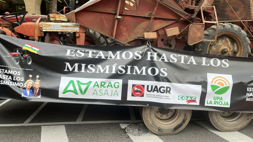 Cartel de las asociaciones agrarias en un tractor
