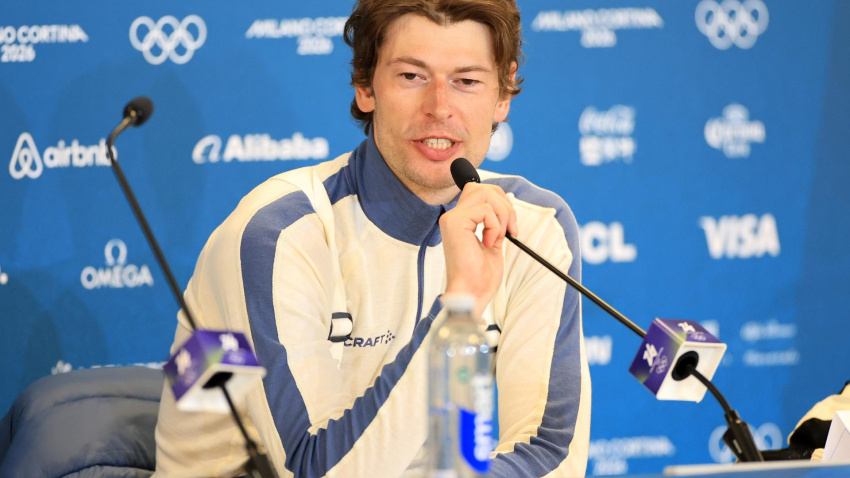 El medallista de bronce Sturla Holm Laegreid de Noruega asiste a una conferencia de prensa después de las competencias individuales de biatlón de 20 km masculino en los Juegos Olímpicos de Invierno Milano Cortina 2026, en Anterselva.