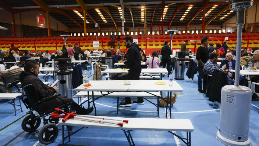 Desalojados de Grazalema y Benaoján en el centro deportivo 'El Fuerte' en Ronda, Málaga