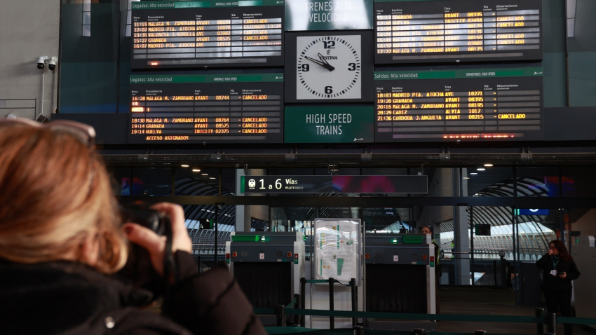 Imagen del vestíbulo de la estación de Santa Justa de Sevilla durante la huelga en los trenes