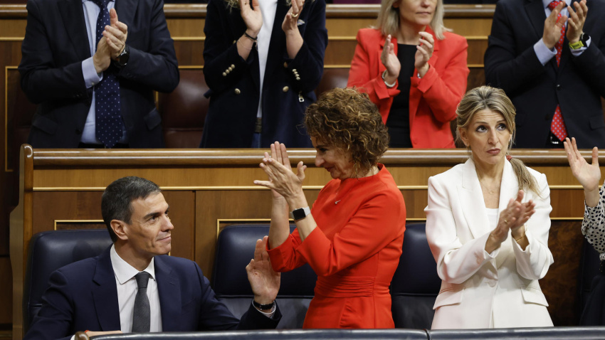 La vicepresidenta primera y ministra de Hacienda, María Jesús Montero (c), y diputados socialistas aplauden al presidente del Gobierno, Pedro Sánchez (i)