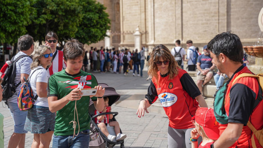 Una familia de aficionados en el entorno de la Catedral.