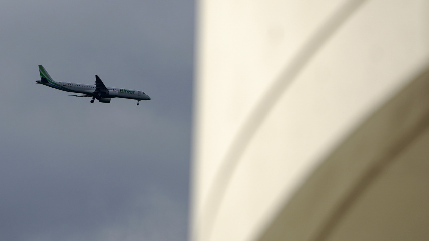 Un avión sobrevuela el Centro Niemeyer