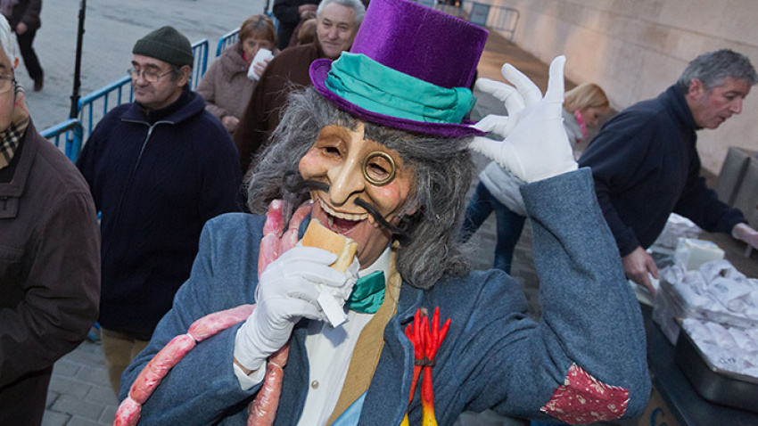El Conde de Salchichón en el Jueves Lardero comiendo longaniza en Zaragoza.