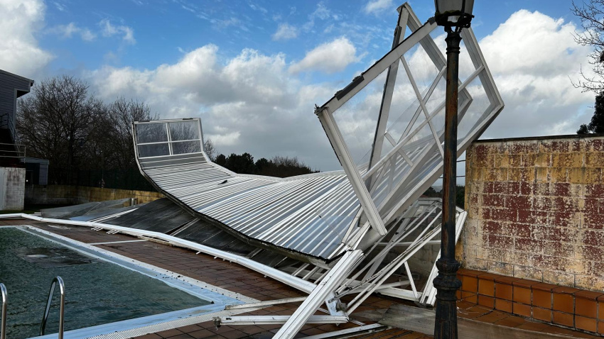 Cubierta de la piscina de Abegondo (A Coruña) arrancada por la borrasca Nils