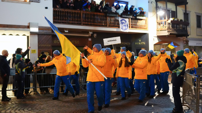 Vladyslav Heraskevych porta la bandera de su país durante el desfile inaugural de los Juegos Olímpicos.