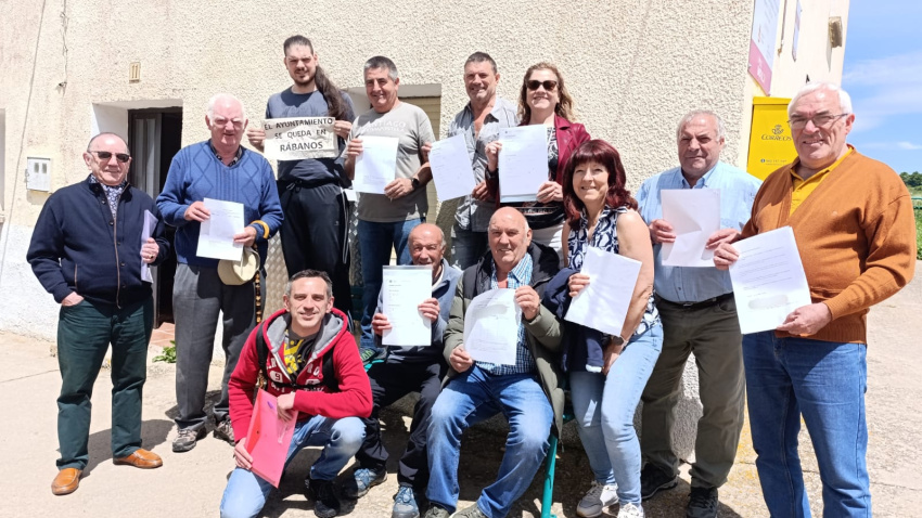 Ciudadanos prestando alegaciones al expediente de cambio de capitalidad y firmas recogidas