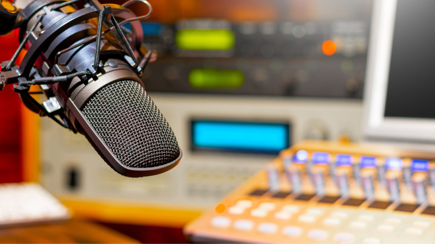 Micrófono de radio en un estudio