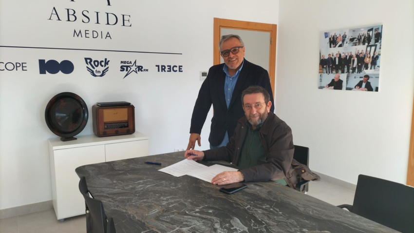 Pepe Ferrer cede un altavoz y una radio antiguas a la Cadena COPE