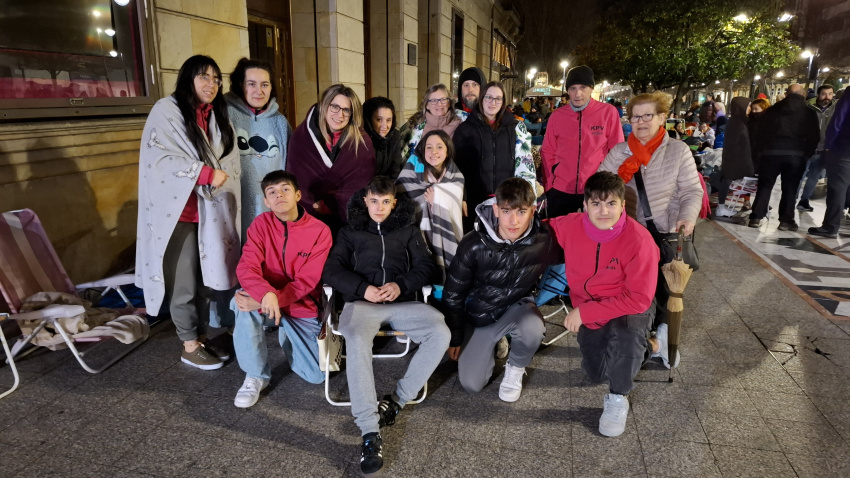 Miembros de la charanga Kop'a Vino, del Antroxu de Gijón, de la que forma parte Lucía Mortera