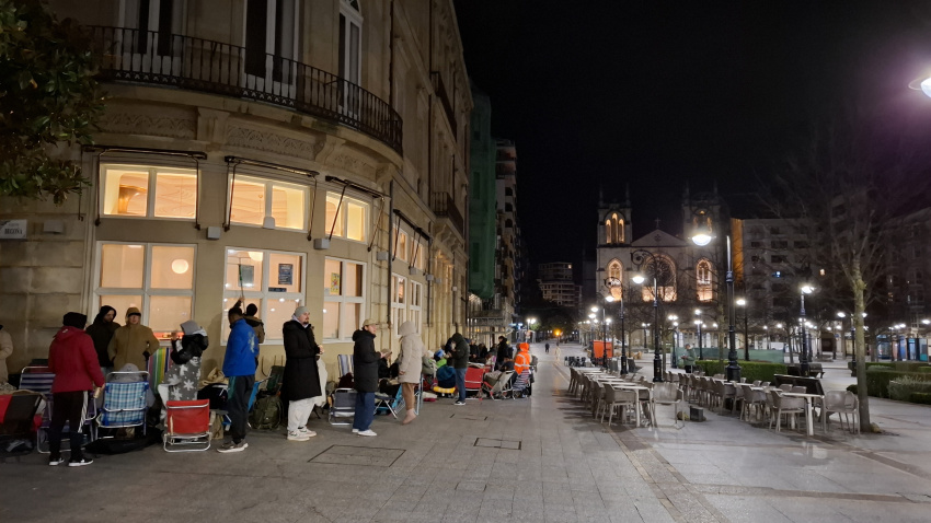 La cola para comprar entradas para el Concurso de Charangas del Antroxu de Gijón 2026 da la vuelta al teatro Jovellanos