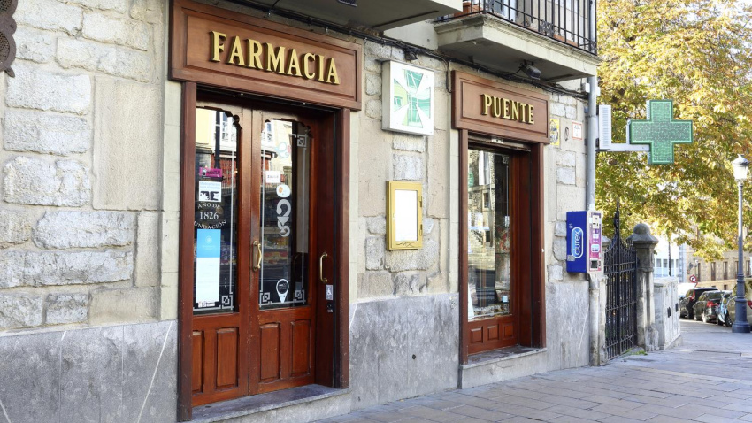 Exterior de la farmacia Puente