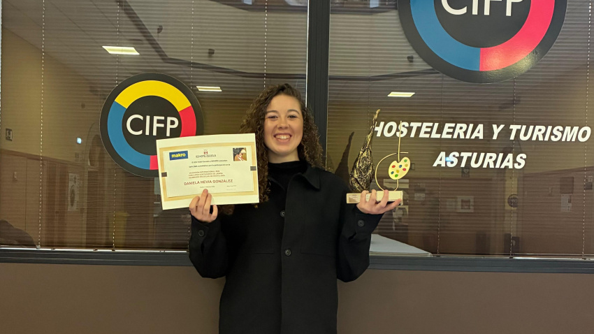 Daniela Hevia, con el diploma y el trofeo del VII Concurso Internacional de Corte de Jamón