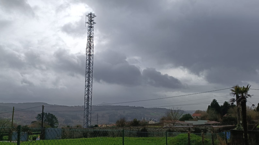 Imagen de la antena en la parroquia compostelana de Aríns
