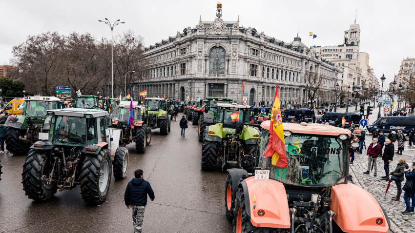 Decenas de tractores en la Plaza de Cibeles camino al Ministerio de Agricultura