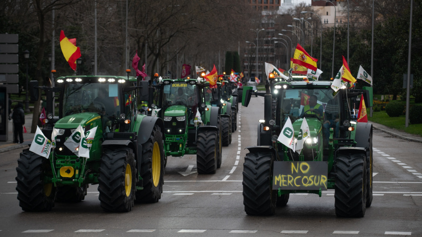 Manifestantes se concentran con tractores en el Paseo del Prado, a 11 de febrero de 2026