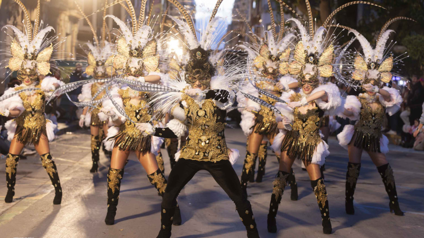 Peña Azabache, una de las 40 federadas en Águilas, durante un desfile de carnaval