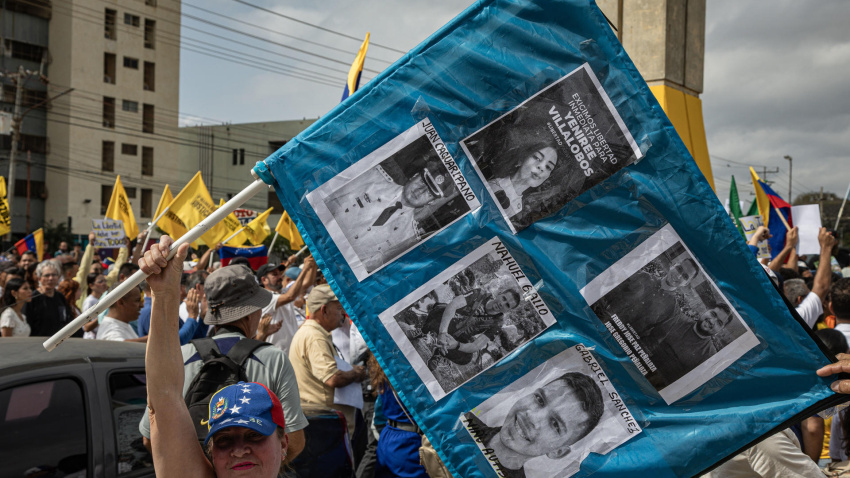 Personas participan en una marcha por el Día de la Juventud este jueves, en Maracaibo (Venezuela)