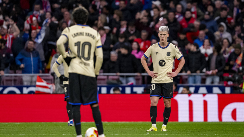Los jugadores del Barcelona cabizbajos tras recibir un gol