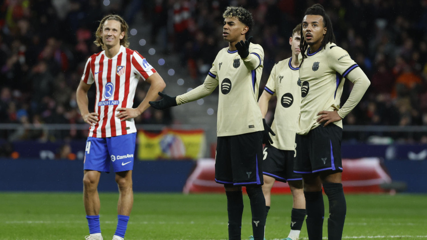 El delantero del Barcelona Lamine Yamal (c) durante el partido de ida de la semifinales de la Copa del Rey que Atlético de Madrid y FC Barcelona disputan este jueves en el estadio Metropolitano, en Madrid