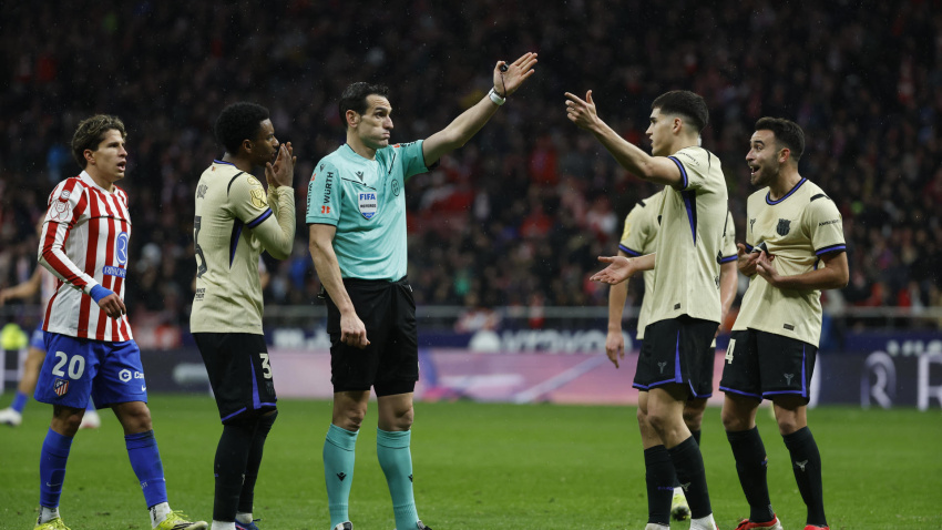 El árbitro Martínez Munuera señala una falta contra el Barcelona, durante el partido de ida de la semifinales de la Copa del Rey que Atlético de Madrid y FC Barcelona disputan este jueves en el estadio Metropolitano, en Madrid