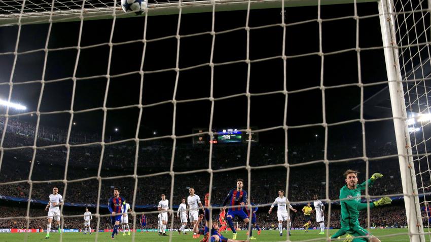 Sergi Roberto (abajo) del Barcelona marca el sexto gol de su equipo en el partido