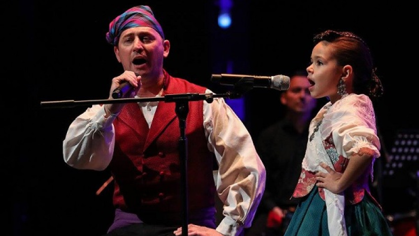 Roberto Ciria canta por Aspanoa