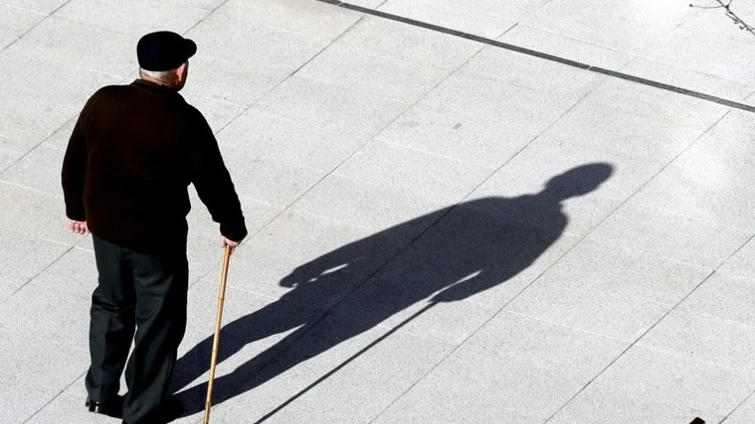 Un jubilado camina en la capital vizcaína, en una imagen de archivo.