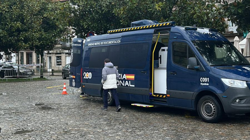 Unidad móvil de documentación en la Comisaría de Policía Nacional